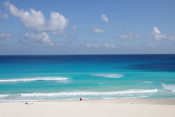 Above: The turquoise water of Caribbean sea, Cancun, Mexico (Photo: gumbao/Shutterstock)
