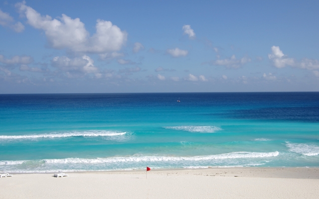 Above: The turquoise water of Caribbean sea, Cancun, Mexico (Photo: gumbao/Shutterstock)