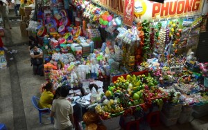People shopping at the Ben Thanh Market in Ho Chi Minh, Vietnam (Photo: Tang Yan Song)