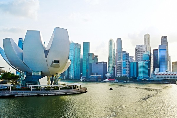 View of Singapore from the Helix bridge (Photo: joyfull/Shutterstock)