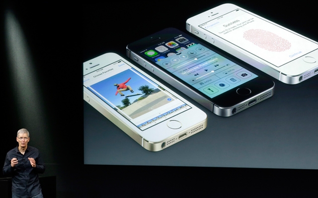 Tim Cook, CEO of Apple, introduces the iPhone 5s (Photo: Marcio Jose Sanchez/Associated Press)